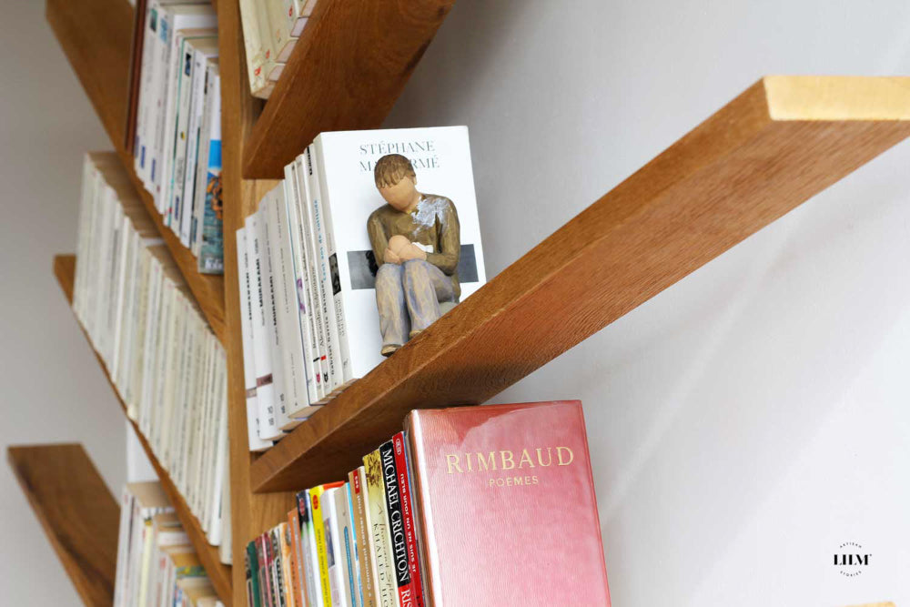 Gros plan 4 bibliothèque en bois de chêne massif en forme d'arbre